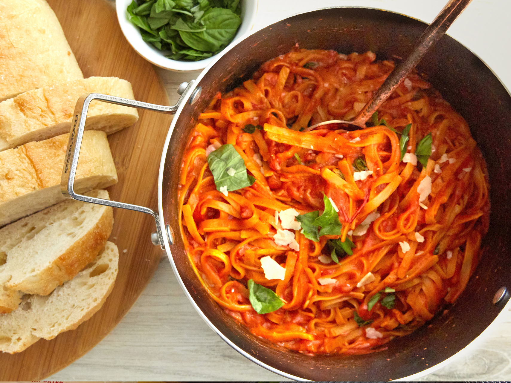 One pot pasta with tomato sauce and herbs