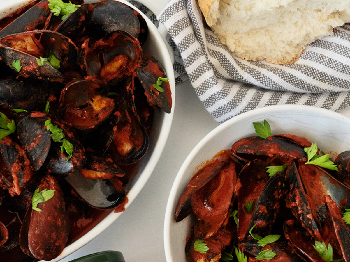 Mussels with marinara in a tomato sauce bowl