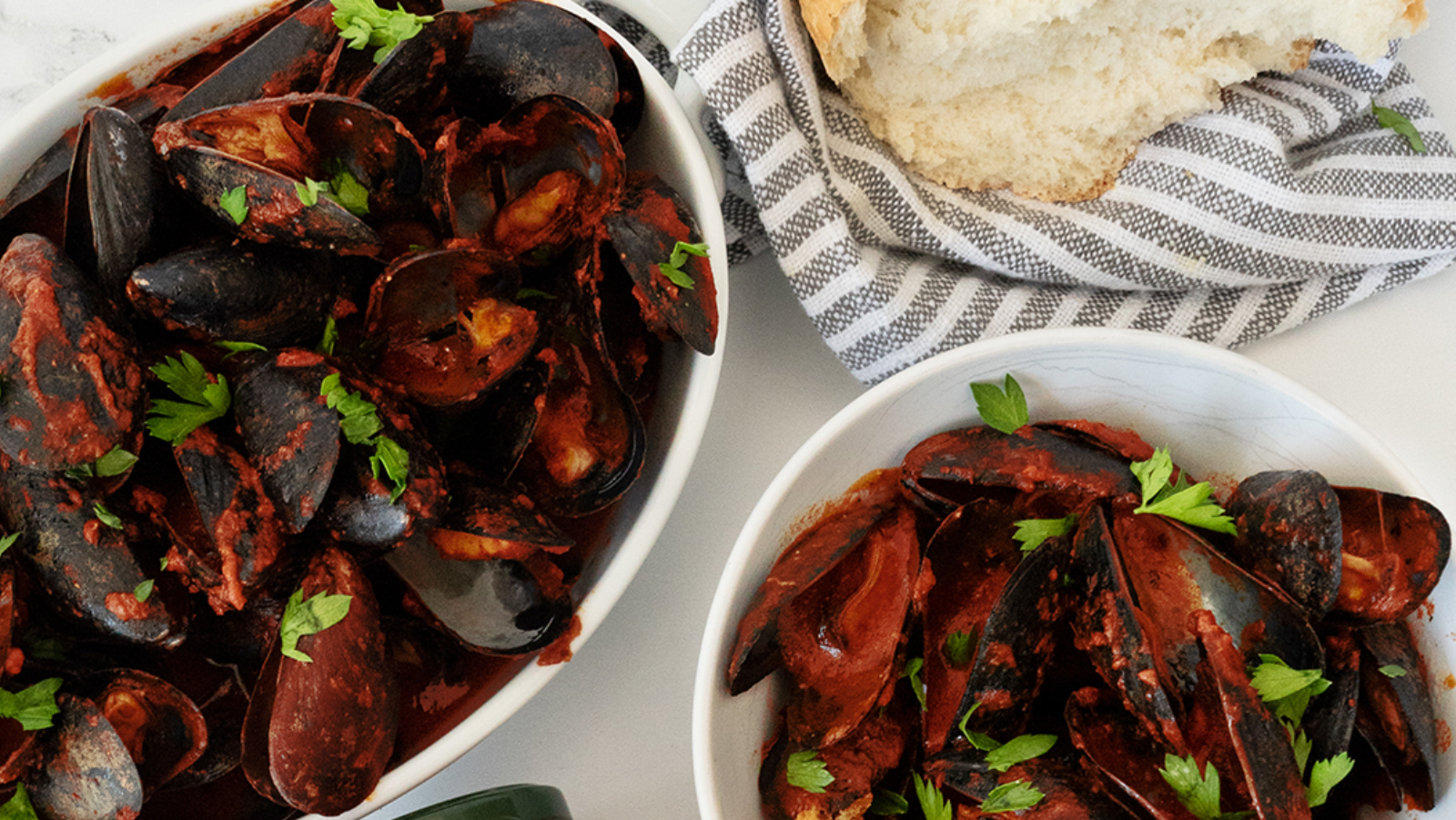 Mussels with marinara in a tomato sauce bowl