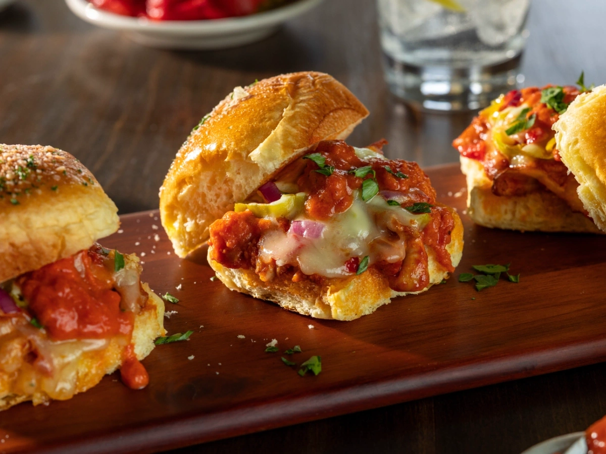 Chicken sliders with creamy marinara sauce